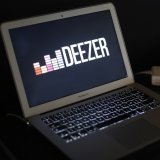 Les albums contenant des titres entièrement générés par l'intelligence artificielle (IA) sont désormais signalés par une mention à l'attention des utilisateurs de la plateforme de streaming française Deezer. KEYSTONE/AP/Thibault Camus